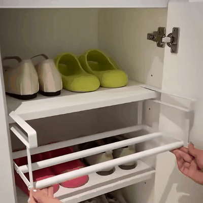 Retractable cabinet shelf
